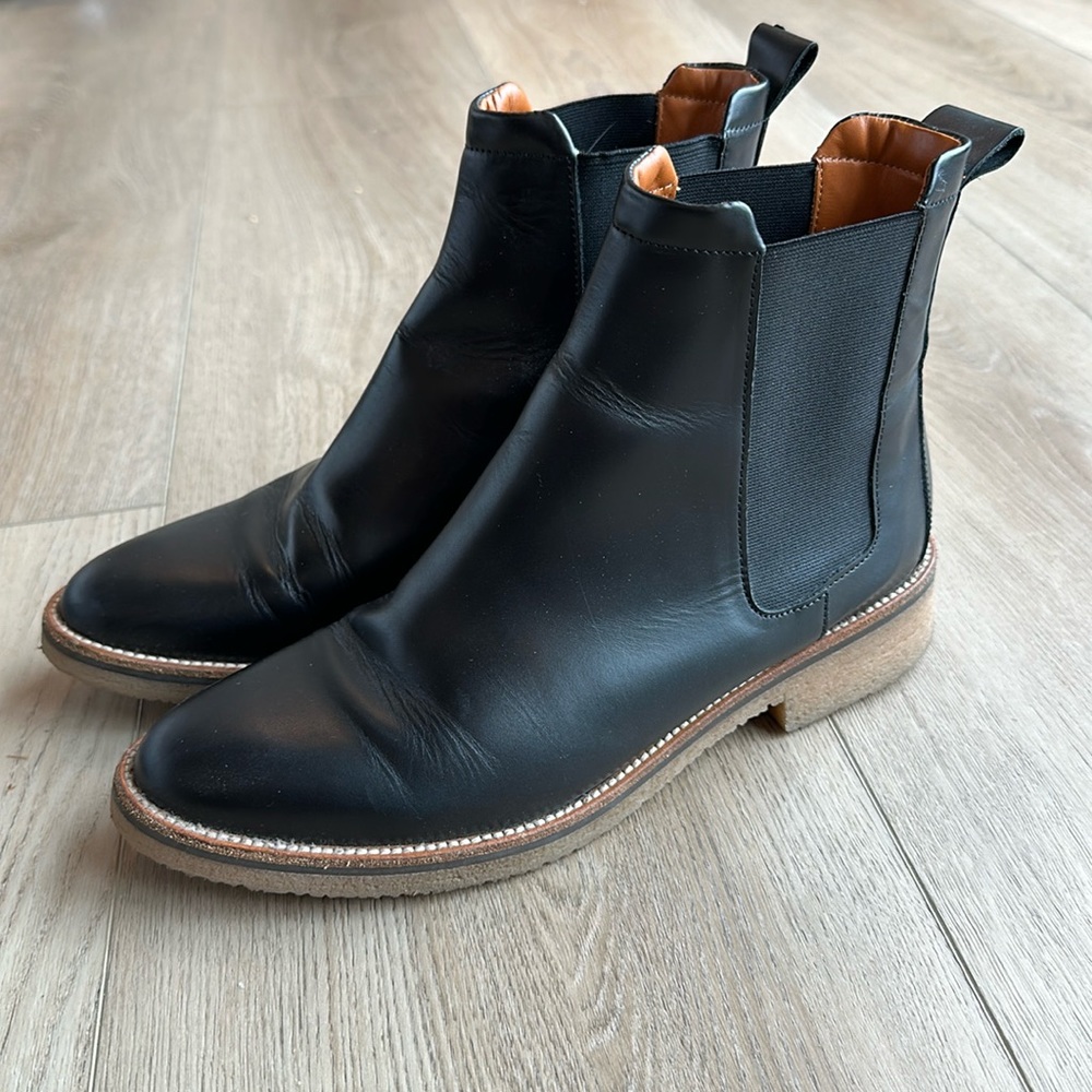 Everlane pull-on leather Chelsea boots with gum sole